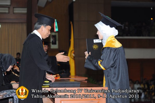 wisuda-ftip-oleh-dekan-32