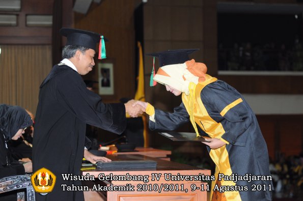 wisuda-ftip-oleh-dekan-34