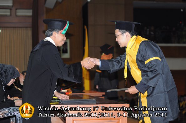 wisuda-ftip-oleh-dekan-35