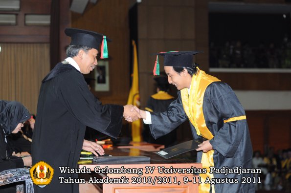 wisuda-ftip-oleh-dekan-36