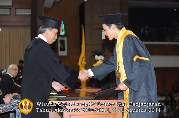 wisuda-ftip-oleh-dekan-40