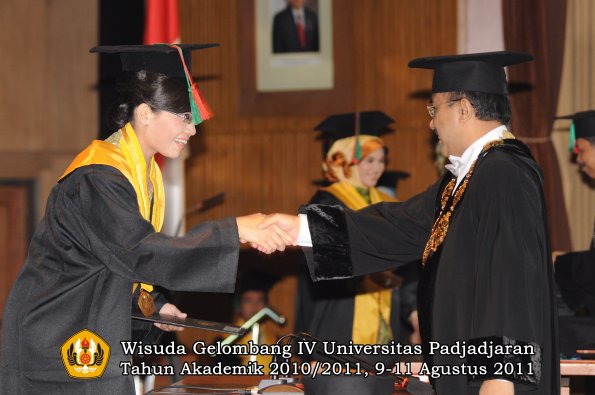 wisuda-fiip-oleh-rektor-01