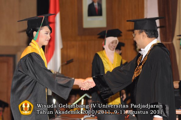 wisuda-fiip-oleh-rektor-09