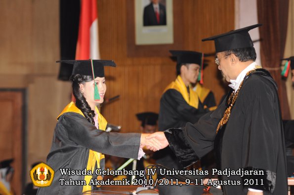 wisuda-fiip-oleh-rektor-14