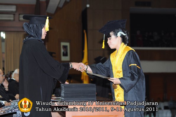 wisuda-fe-0leh-dekan-010