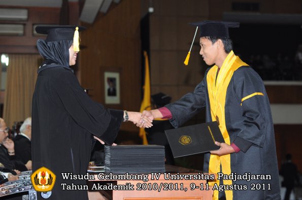 wisuda-fe-0leh-dekan-013