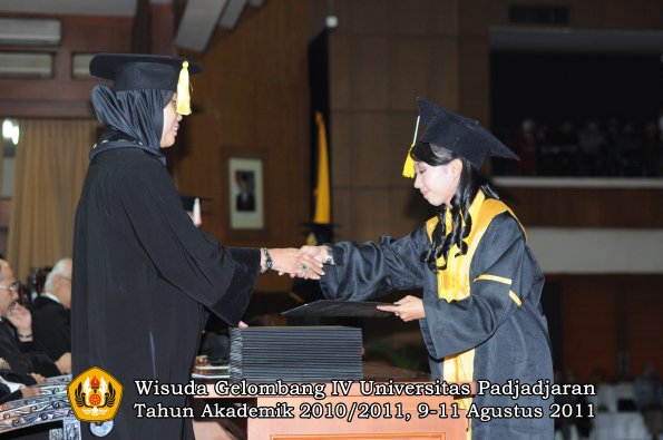 wisuda-fe-0leh-dekan-017