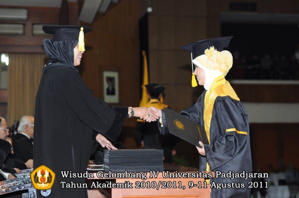 wisuda-fe-0leh-dekan-020