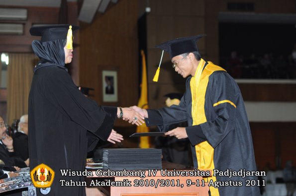 wisuda-fe-0leh-dekan-021