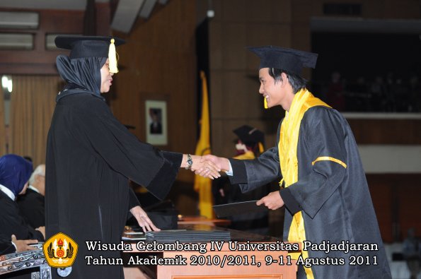 wisuda-fe-0leh-dekan-038