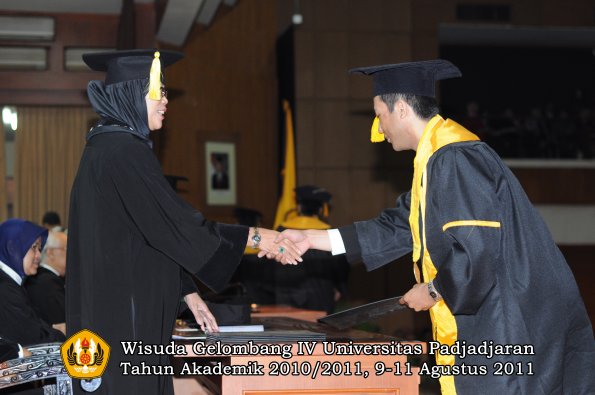 wisuda-fe-0leh-dekan-042