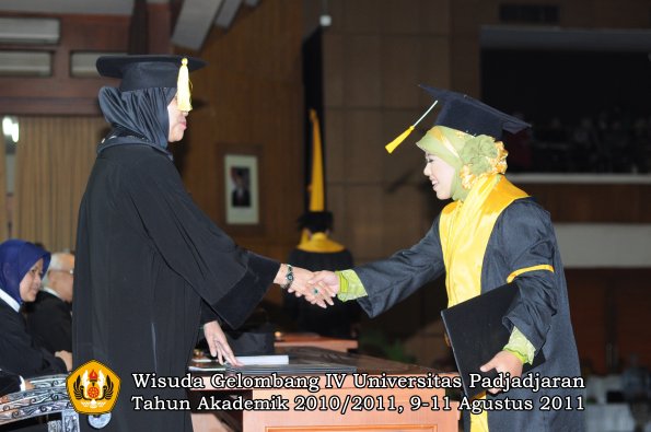 wisuda-fe-0leh-dekan-043