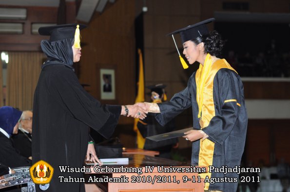 wisuda-fe-0leh-dekan-045