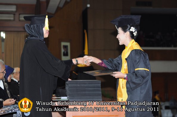 wisuda-fe-0leh-dekan-048