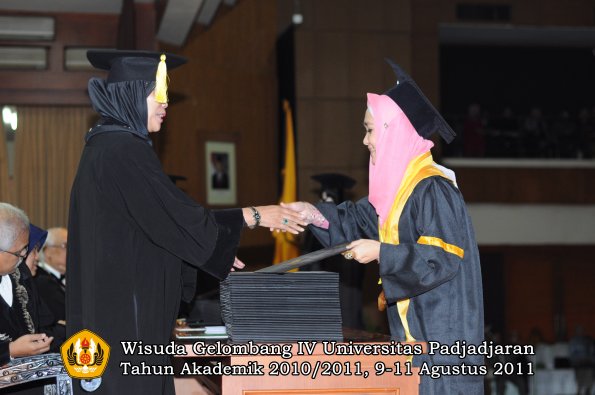 wisuda-fe-0leh-dekan-049