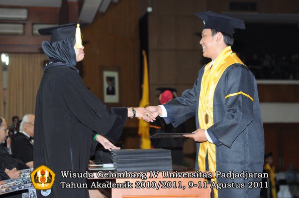 wisuda-fe-0leh-dekan-064