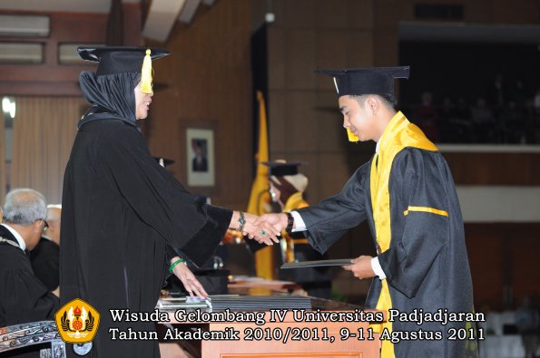 wisuda-fe-0leh-dekan-081