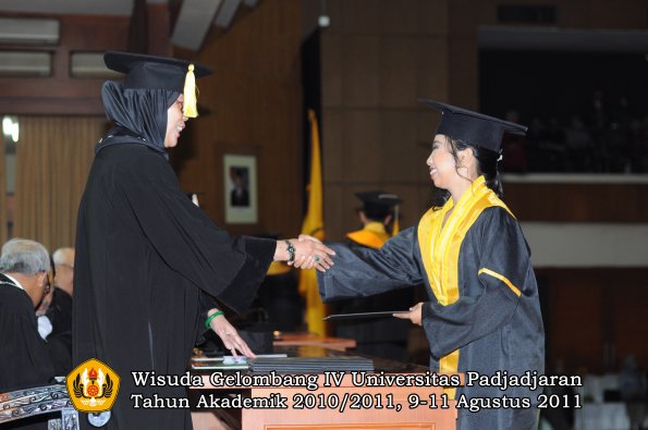 wisuda-fe-0leh-dekan-082