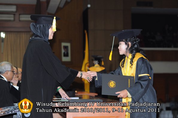 wisuda-fe-0leh-dekan-084