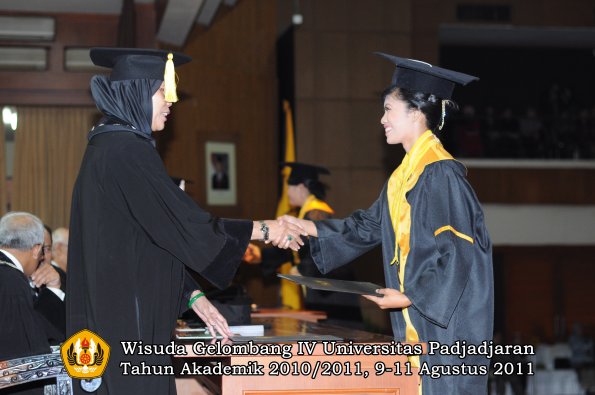 wisuda-fe-0leh-dekan-087