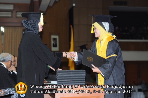 wisuda-fe-0leh-dekan-098