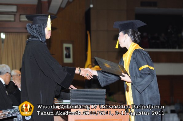 wisuda-fe-0leh-dekan-103