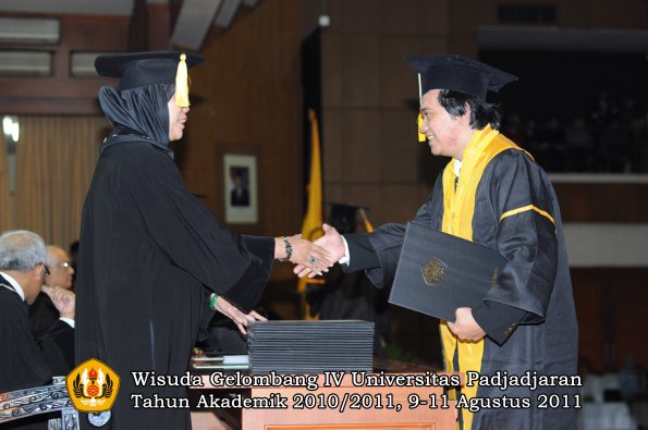 wisuda-fe-0leh-dekan-106