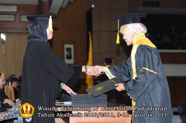 wisuda-fe-0leh-dekan-111