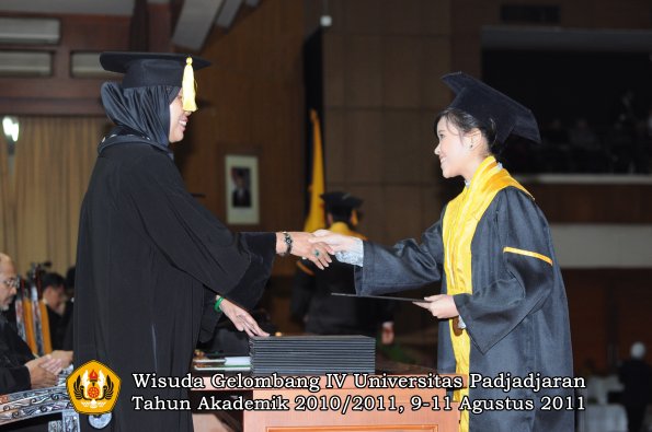 wisuda-fe-0leh-dekan-114