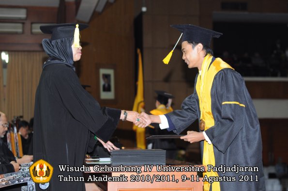 wisuda-fe-0leh-dekan-115