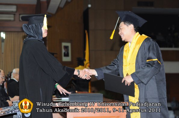 wisuda-fe-0leh-dekan-117