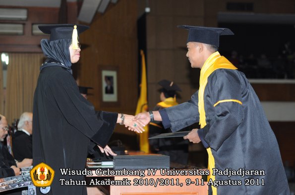 wisuda-fe-0leh-dekan-118