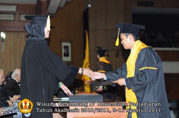 wisuda-fe-0leh-dekan-120