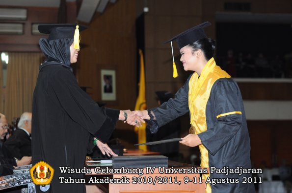 wisuda-fe-0leh-dekan-121