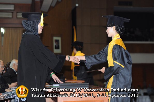 wisuda-fe-0leh-dekan-122