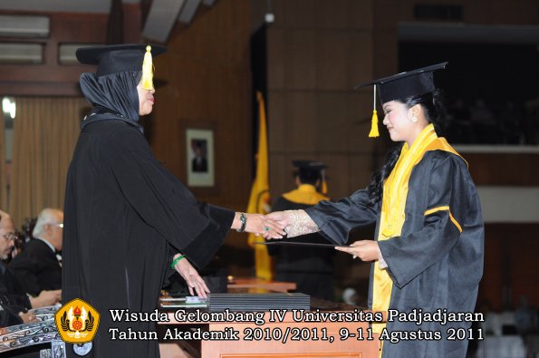 wisuda-fe-0leh-dekan-124