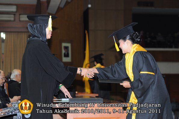 wisuda-fe-0leh-dekan-125