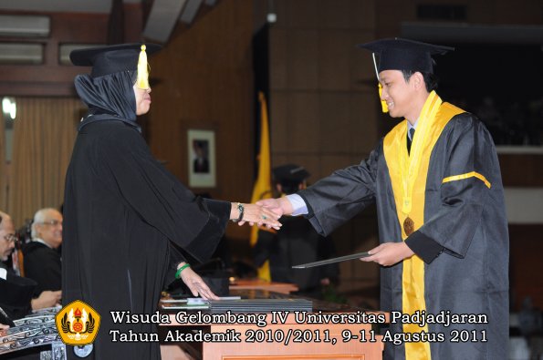 wisuda-fe-0leh-dekan-127