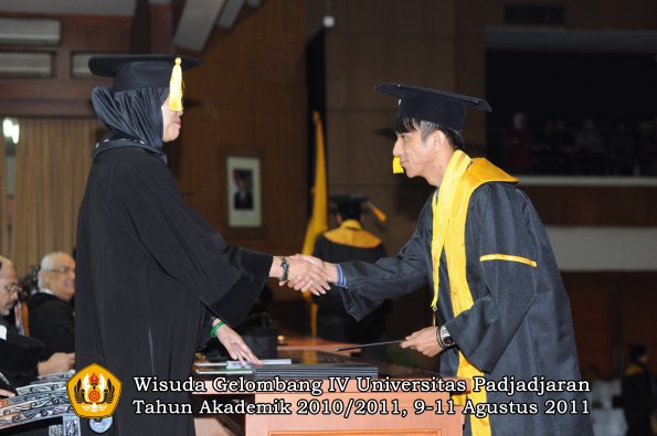 wisuda-fe-0leh-dekan-128