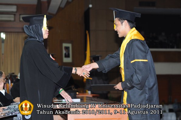 wisuda-fe-0leh-dekan-132