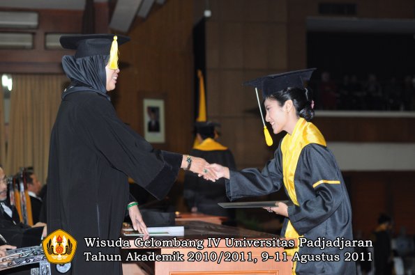 wisuda-fe-0leh-dekan-133