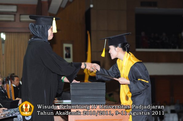 wisuda-fe-0leh-dekan-134