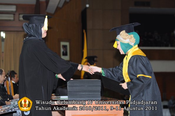 wisuda-fe-0leh-dekan-135