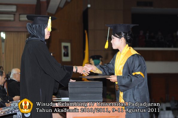 wisuda-fe-0leh-dekan-136