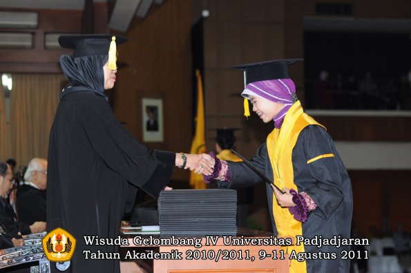 wisuda-fe-0leh-dekan-137