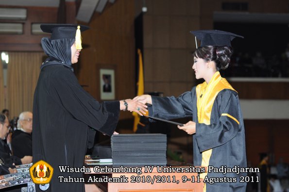 wisuda-fe-0leh-dekan-138