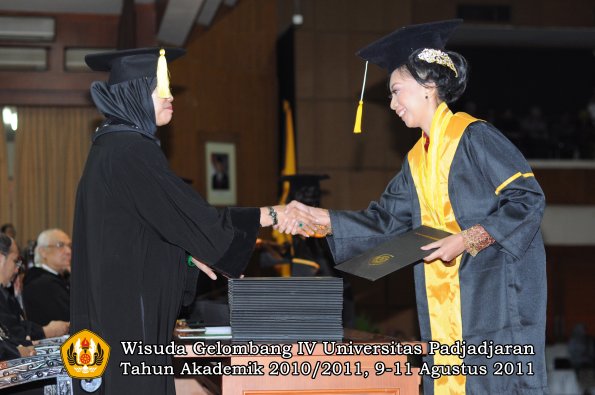 wisuda-fe-0leh-dekan-139