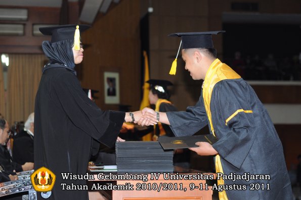 wisuda-fe-0leh-dekan-140