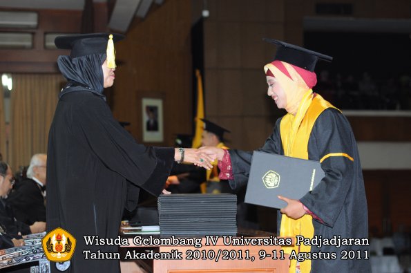 wisuda-fe-0leh-dekan-141