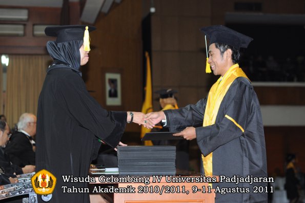 wisuda-fe-0leh-dekan-143